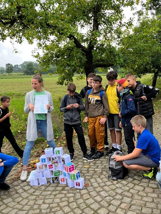 Eine Moderator stellt den Schüler*innen die 17 SDGs vo.